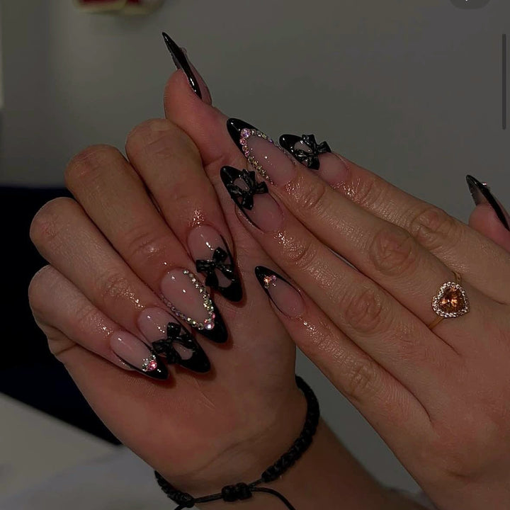 Kunstnagelset mit glamourösen 3D-Schleifen und Strassverzierungen Karnz
