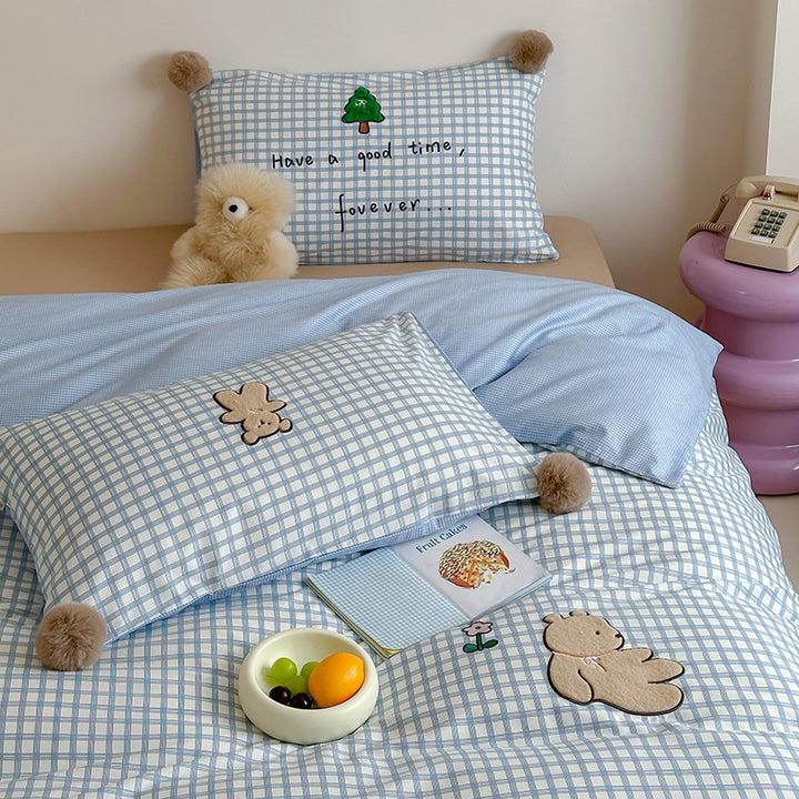 Kinder-Bettwäsche-Garnitur aus Baumwoll-Perkal mit Karomuster, Bärchen-Applikation und Bommel-Ecken
