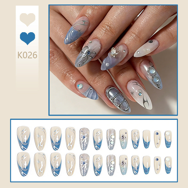 Kunstvolle 3D-Nagelspitzen mit zartem Design Karnz