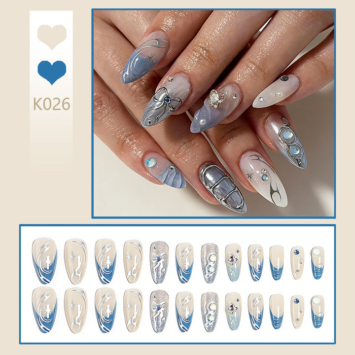 Kunstvolle 3D-Nagelspitzen mit zartem Design Karnz