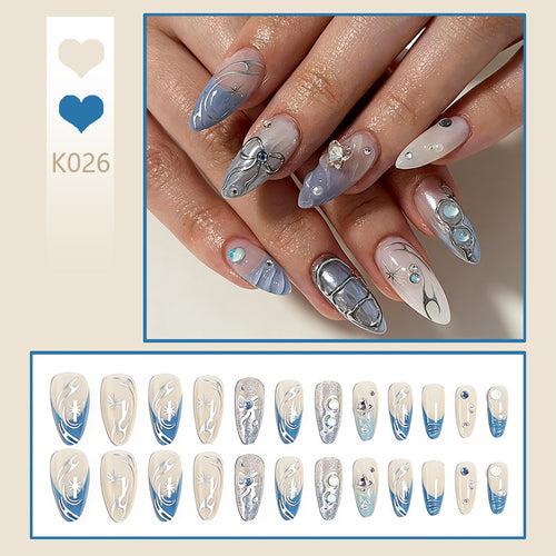 Kunstvolle 3D-Nagelspitzen mit zartem Design Karnz