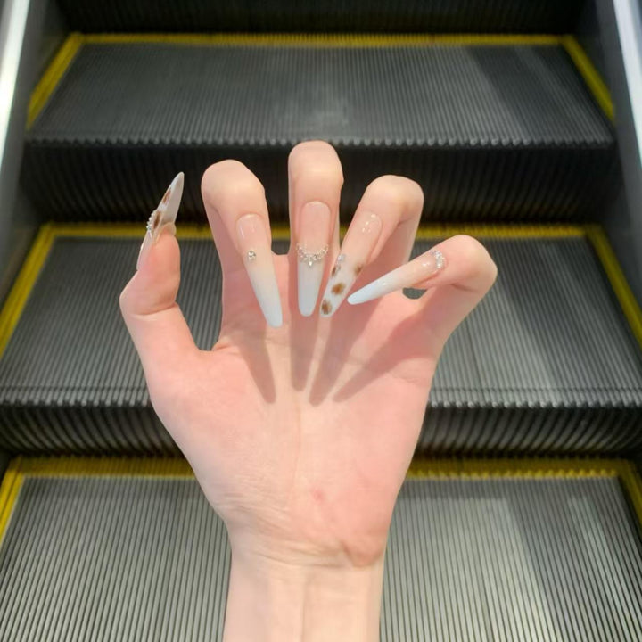 Dekorative Stiletto Press-On Nagelverzierungen