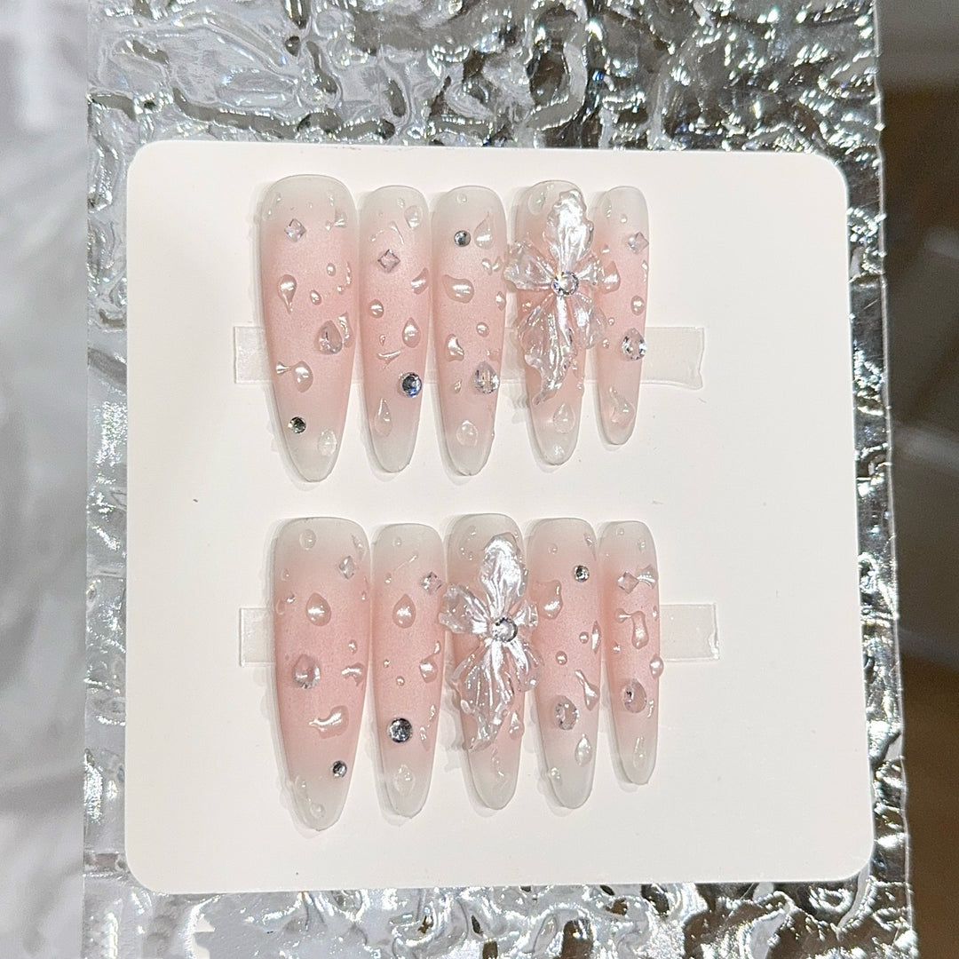 Glamouröse Kunstnägel mit Funkelnden Akzenten Karnz