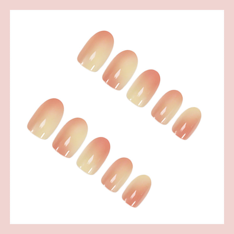 Kunstnagelset mit elegantem, natürlichen Ombre-Design Karnz