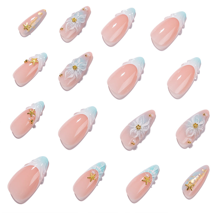 Kunstvolle Stiletto-Nägel mit floralen und glamourösen Akzenten Karnz