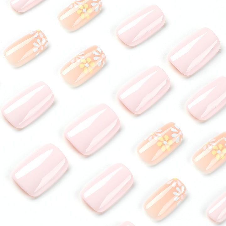 Kunstvolle Nagelverlängerungen mit Blumenverzierungen Karnz