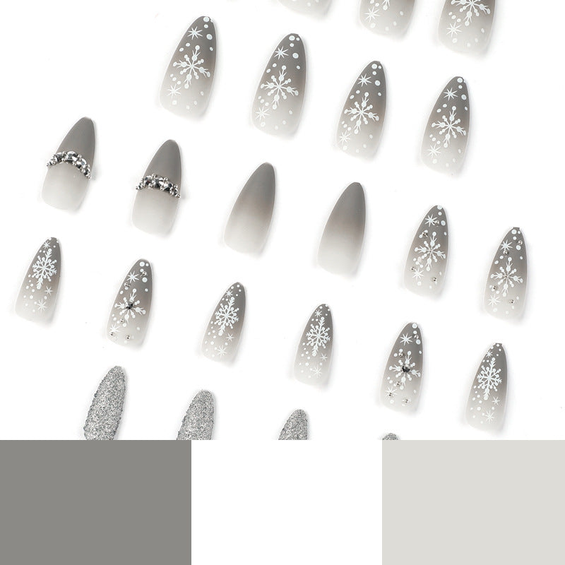 Glamouröse Nagelkunst mit Schneeflocken-Design Karnz