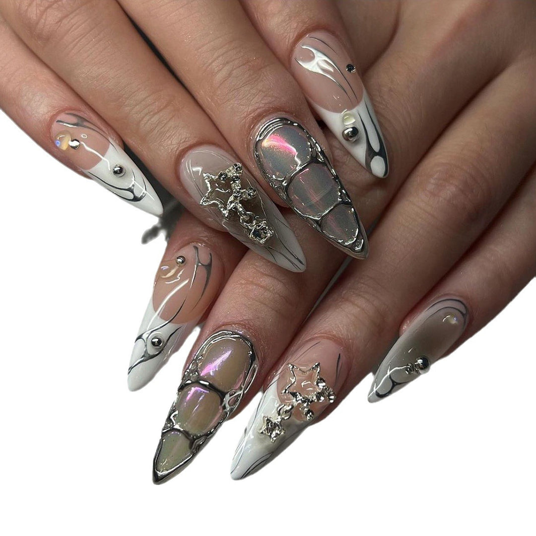 Künstlerische Stiletto-Nagelverlängerungen mit metallischen Akzenten Karnz