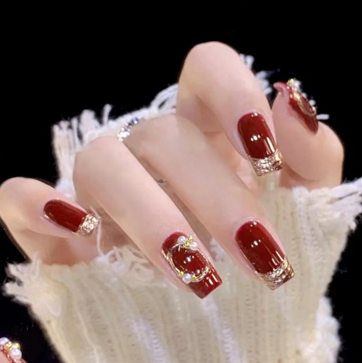 Kunstvolle Nagelkunst mit Glitzer- und Blumenapplikationen Karnz