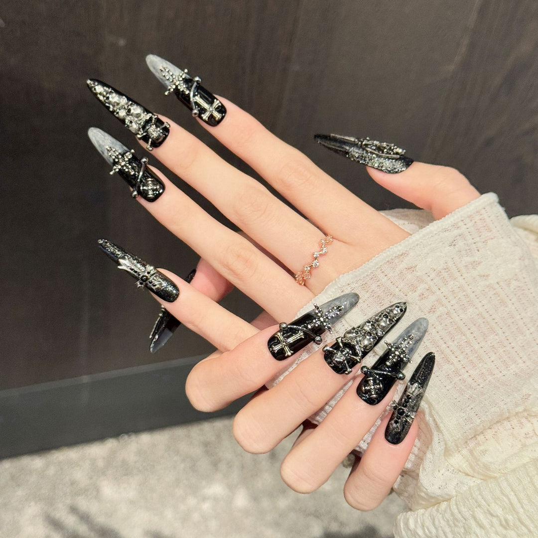 Gothic-inspirierte Press-On-Nagelset mit Schädel- und Kreuzdesigns