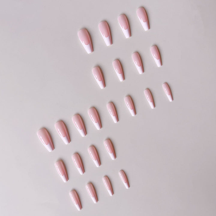Kunstnagelset im stilvollen French Design Karnz
