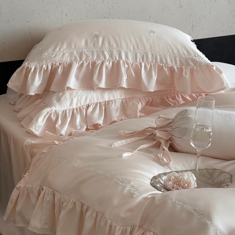 Rüschen-Satin-Feeling Ruffled Bettbezug Set mit gesticktem Herzen & dekorativen Kissenbezügen