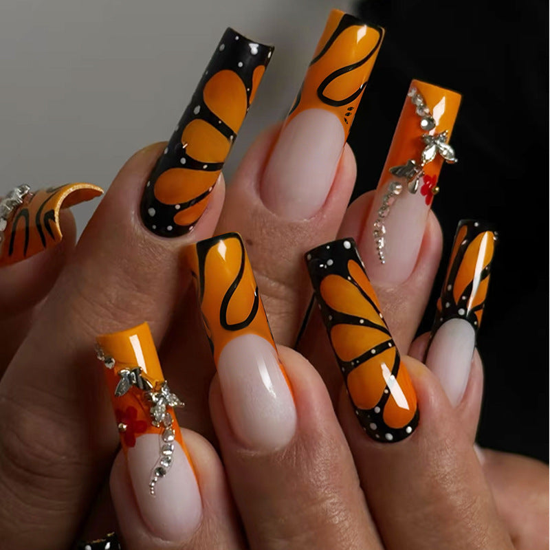 Kreatives Nagelset mit schimmernden Blüten- und geometrischen Designs Karnz