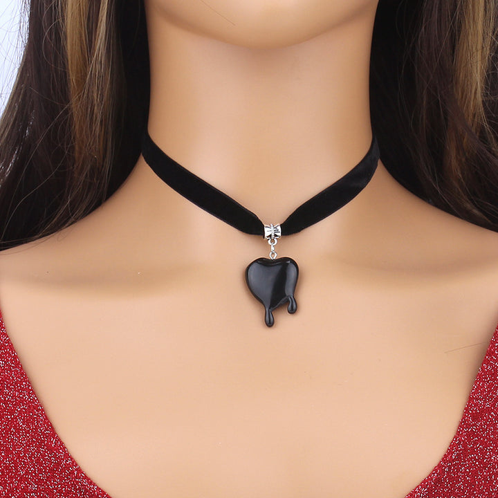 Samt Choker Halskette mit tropfendem Herz-Anhänger Karnz