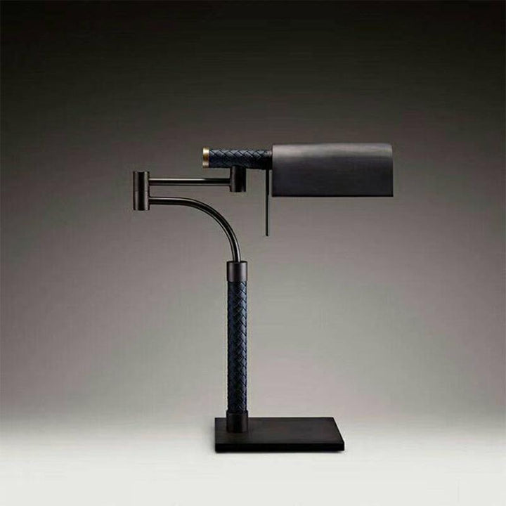 Verstellbare Schreibtischlampe mit modernem schwenkbarem Arm