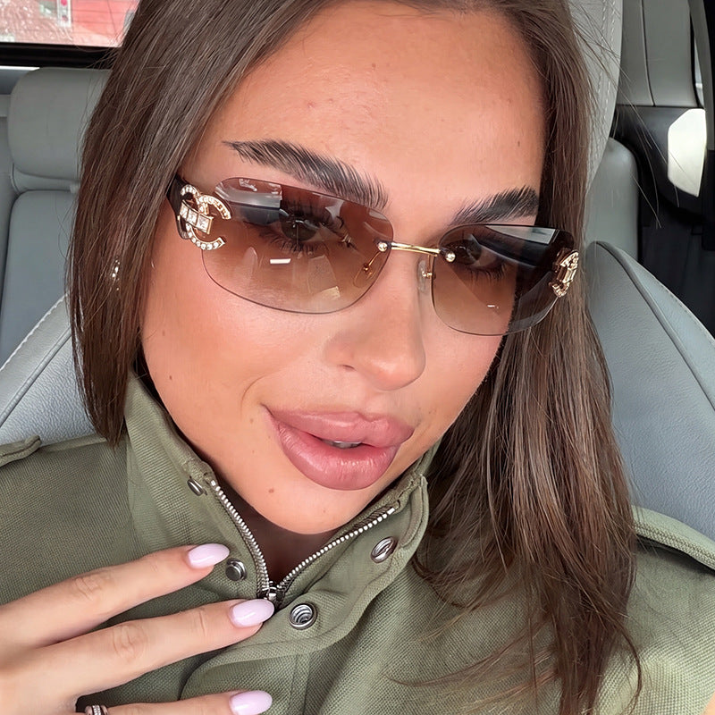 Damen modische Sonnenbrille mit luxuriösem Geometrie-Rahmen und schützendem UV-Filter Karnz
