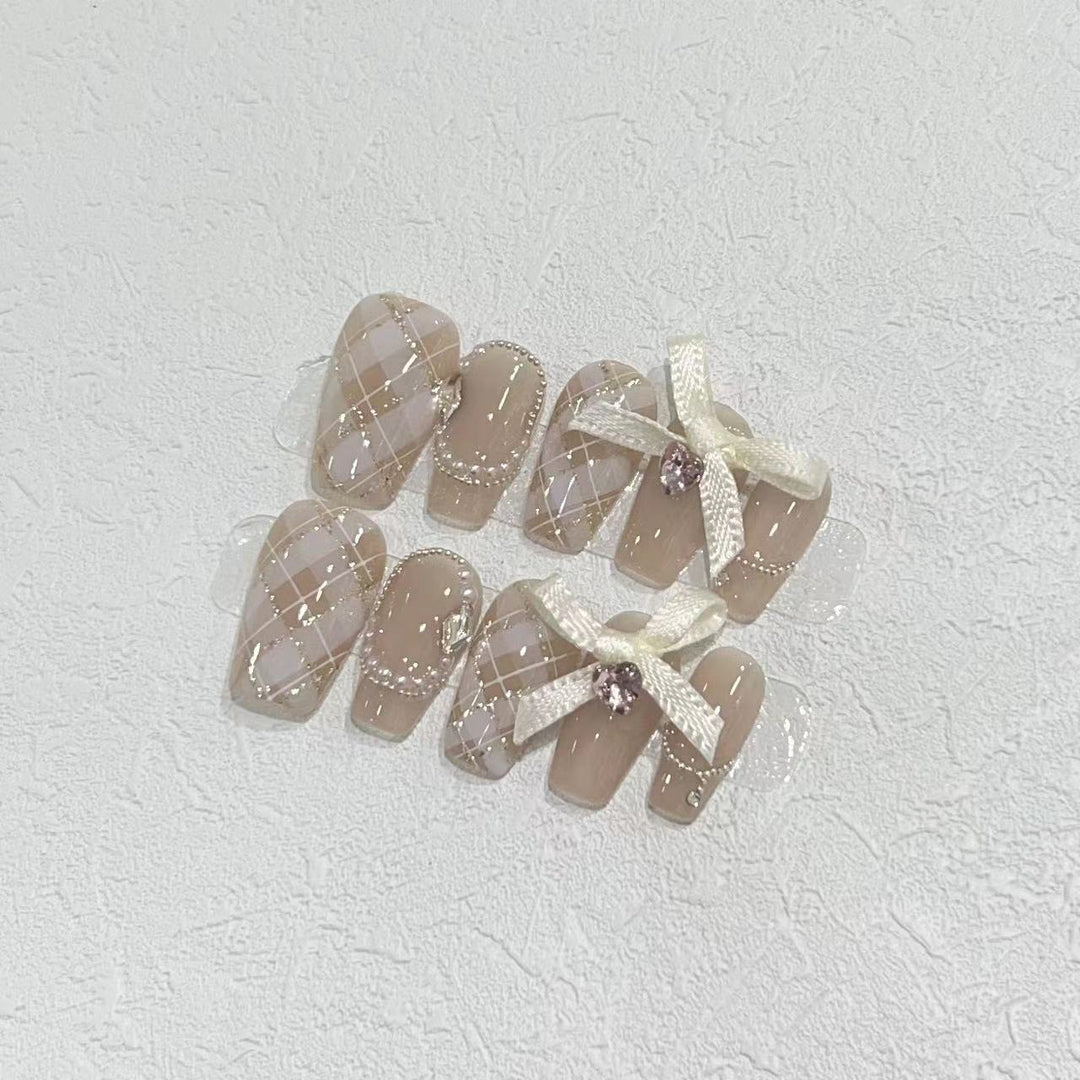 Elegantes Press-On-Nagelkunst-Set mit Bändern und Edelsteinakzenten Karnz
