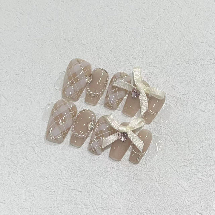 Elegantes Press-On-Nagelkunst-Set mit Bändern und Edelsteinakzenten Karnz
