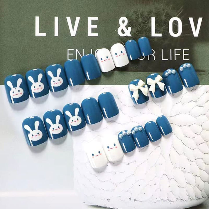 Kunstnagelset mit niedlichen 3D Motiv und luxuriösen Verzierungen Karnz