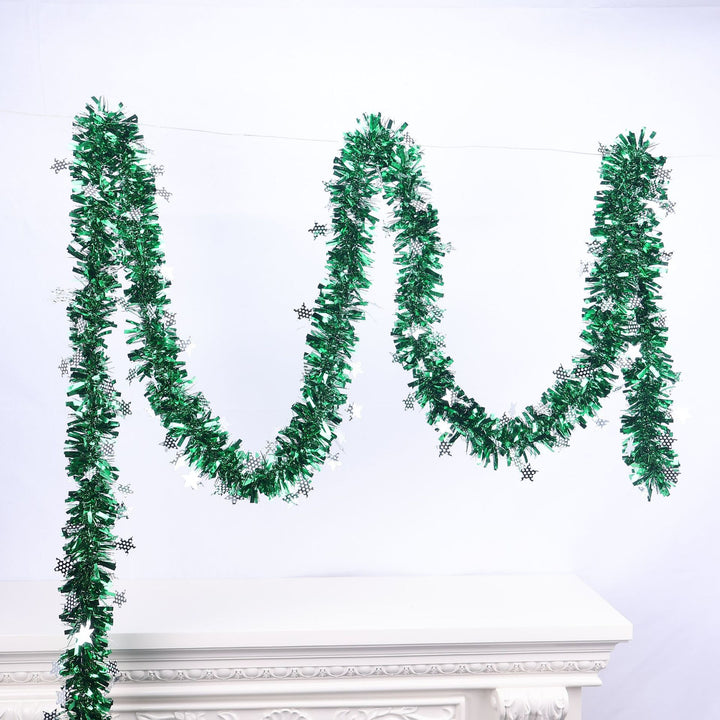 Glitzernde Weihnachtsgirlande mit Schneeflockenmotiven