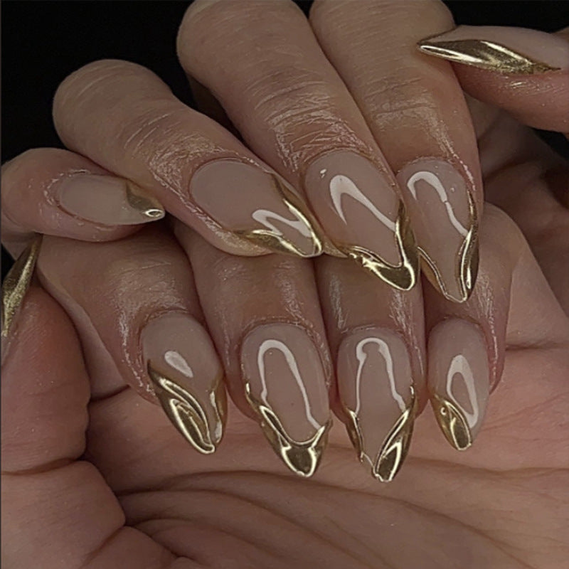 Künstlerische Stiletto Press-On Nägel mit goldenen Akzentspitzen Karnz
