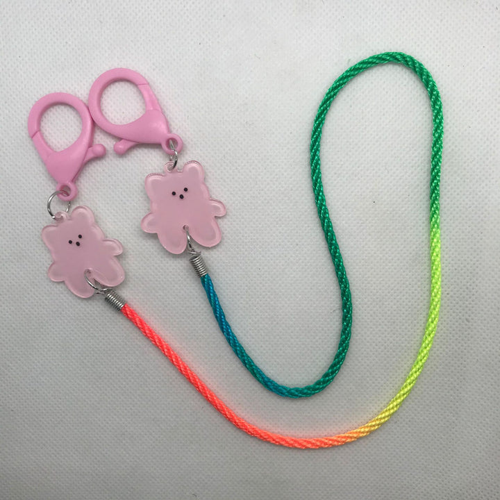 Maskenhalter mit Buntem Zubehör Karnz