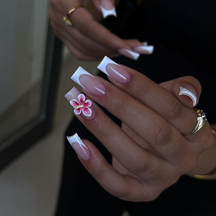 Elegantes, mit Blumen verziertes Press-On-Nagel-Set Karnz