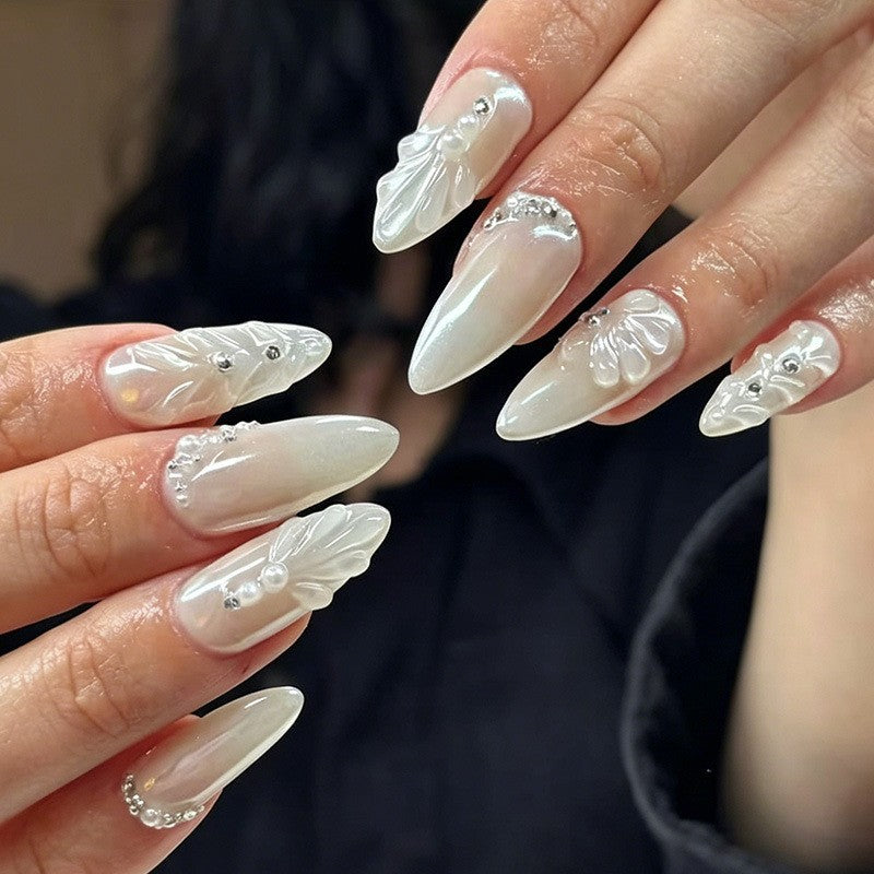 Elegante Stiletto-Nagelverzierungen mit dekorativen Perlen Karnz
