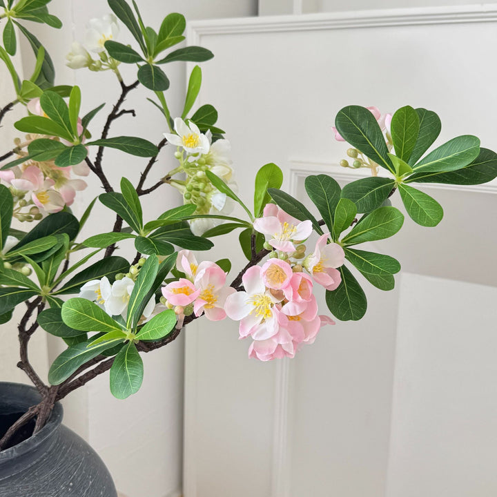 Künstlicher Blütenzweig mit feinen rosa Blüten und lebendigen Blättern Karnz