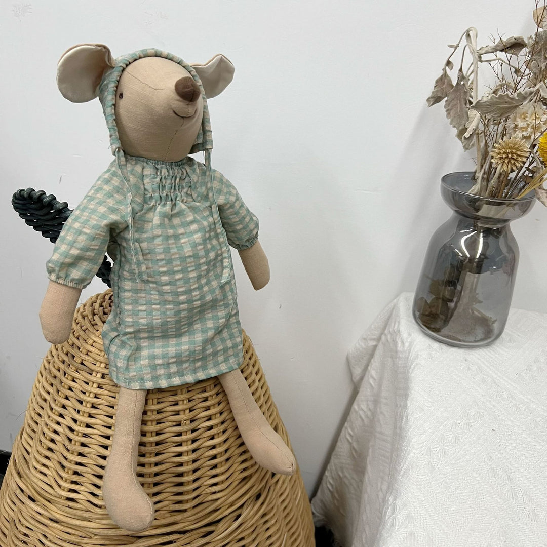 Weicher Artisan Mouse Komfortpuppe mit gepunktetem Baumwoll-Overall und Leinenkragen