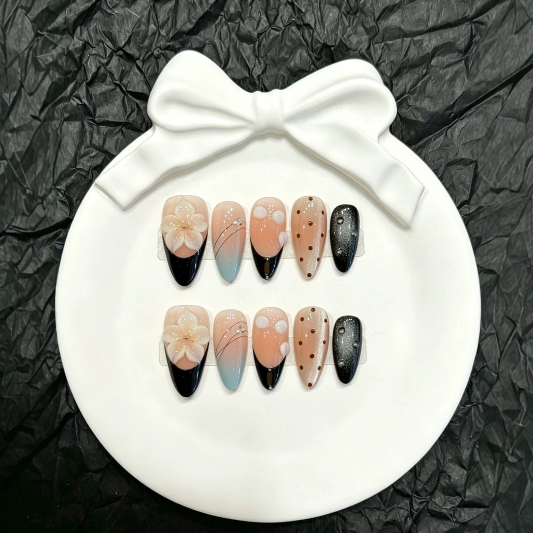 Elegantes Press-On-Nagelkunst-Set mit floralen und abstrakten Designs