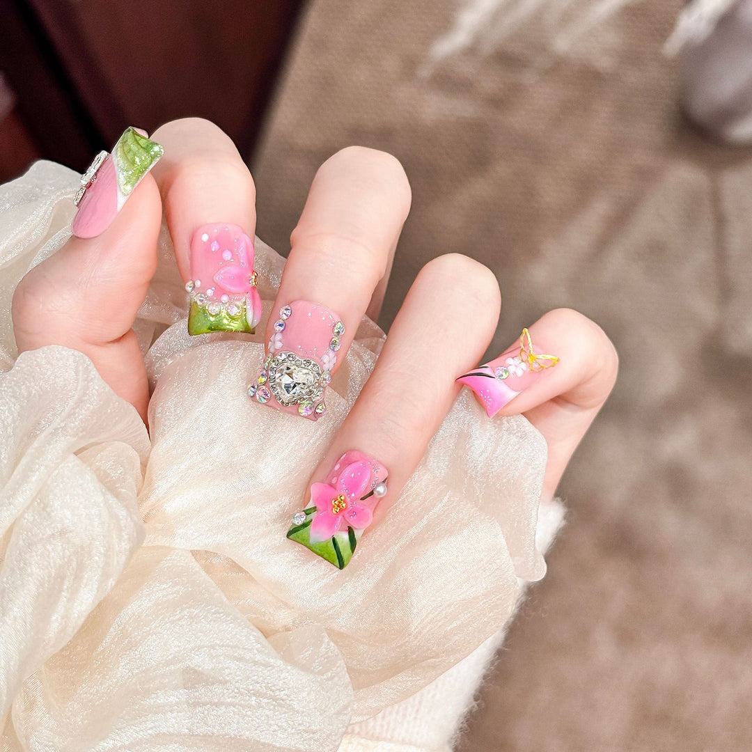 Dekorative florale Druck-Nagelverzierungen