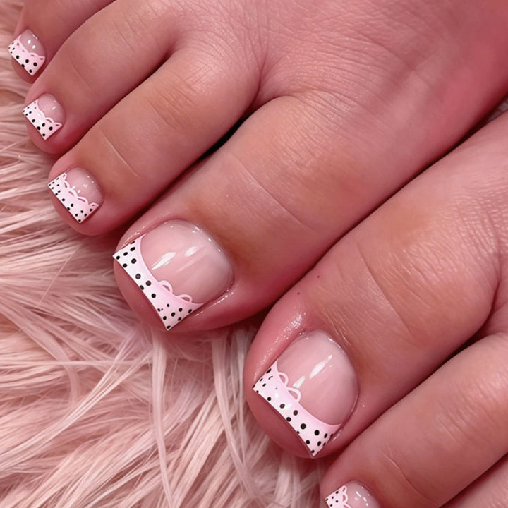 Niedliche dekorative Pediküre-Nagelkunst