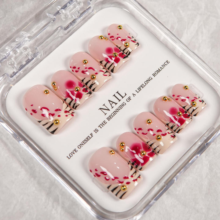 Dekoratives Press-On-Nagelset mit floralen und Schmuckakzenten  1791255047