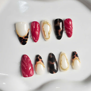 Dekorativer Stiletto Press-On Nagelset mit künstlerischen Mustern Karnz