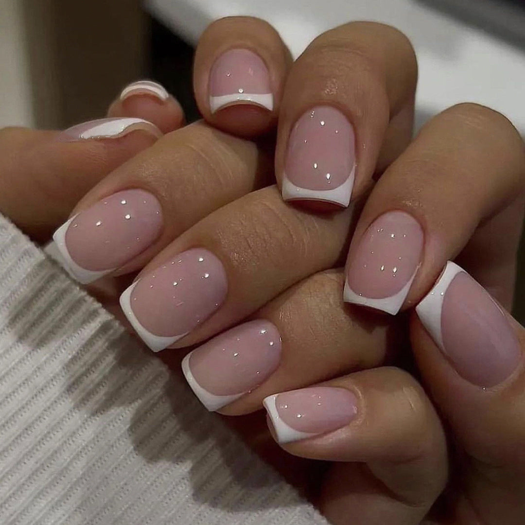 Kunstnagelset mit eleganten French-Spitzen Karnz