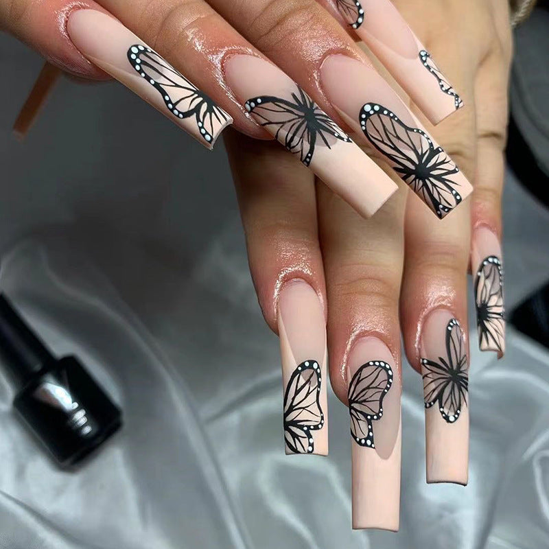 Kunstvolle Nagelkunst mit Schmetterlingsmotiv Karnz