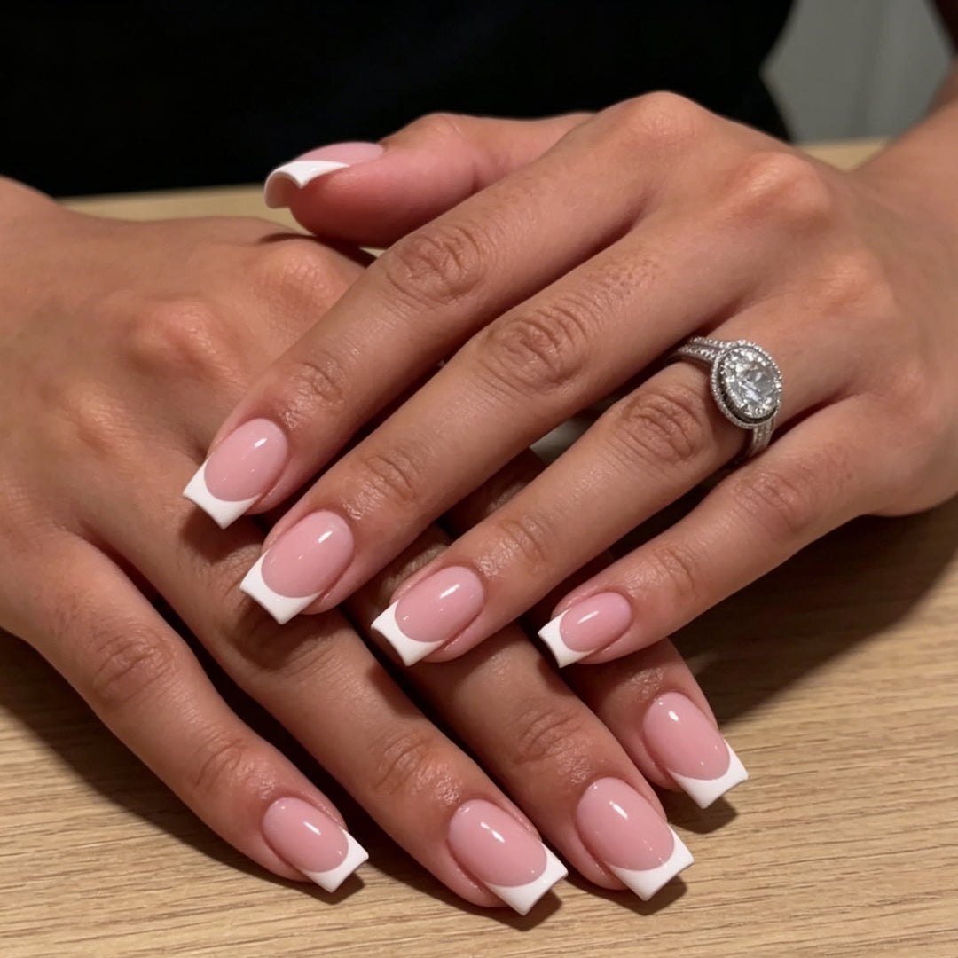 Klassisches French Tip Press-On Nagelset Karnz