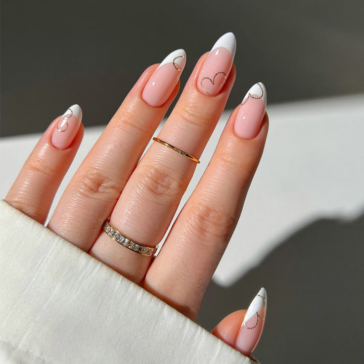 Elegante French Tip Press-On Nails mit Herz-Akzenten Karnz