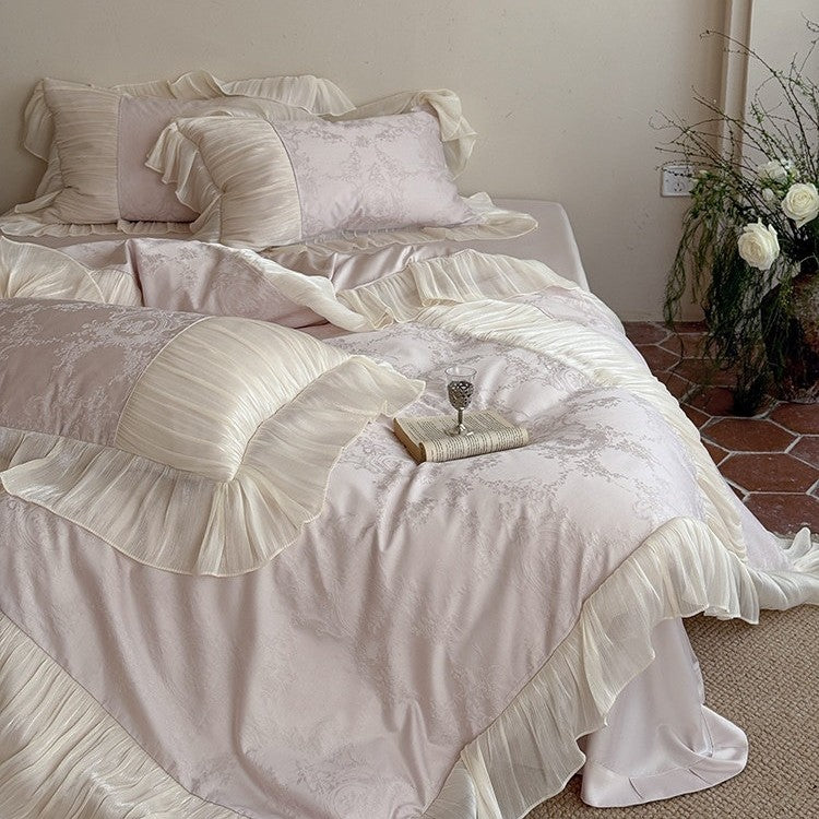 Luxus-Satin-Bettgarnitur im Vintage‑Stil mit plissiertem Volant und Zierkissen