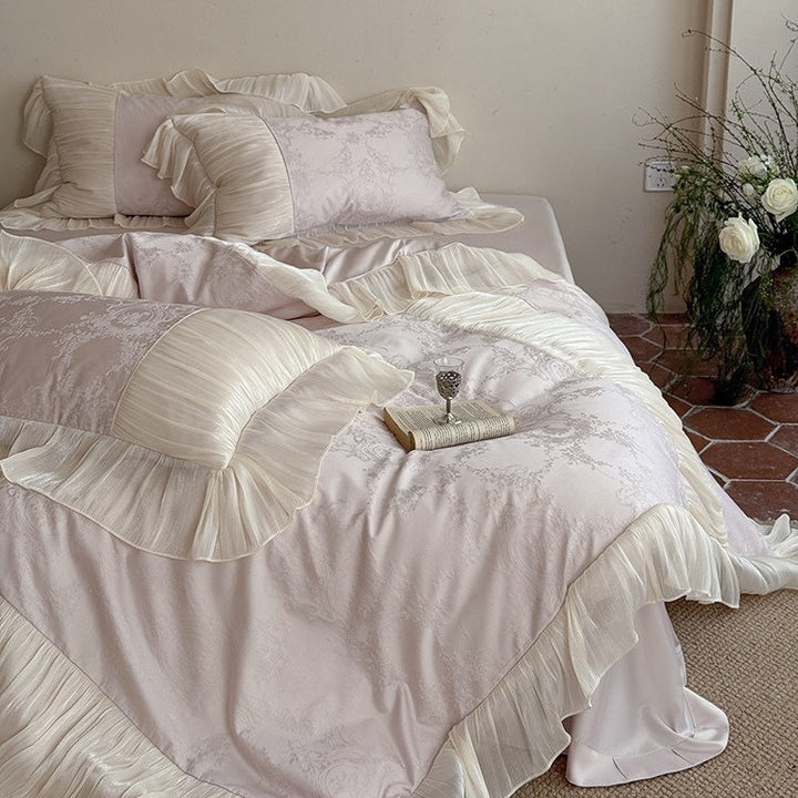 Luxus-Satin-Bettgarnitur im Vintage‑Stil mit plissiertem Volant und Zierkissen