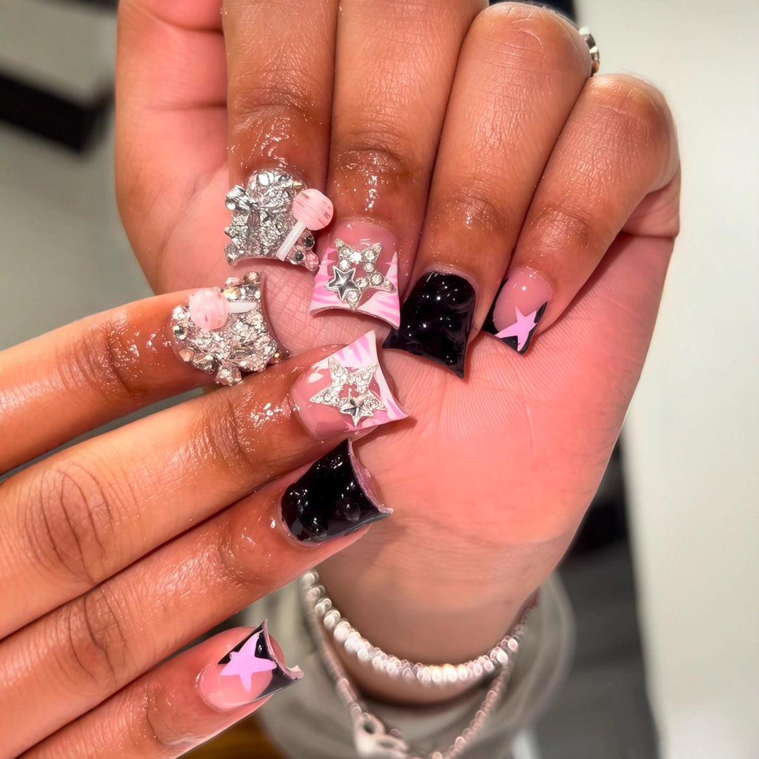 Glamouröse dekorative Press-On-Nagelkunst Karnz