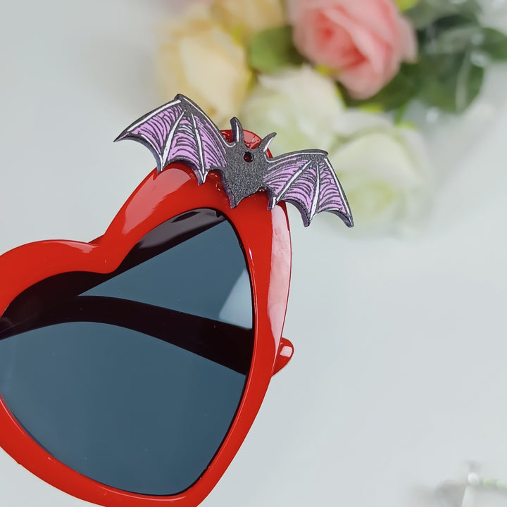 Herzförmige Sonnenbrille mit Fledermausakzenten Karnz