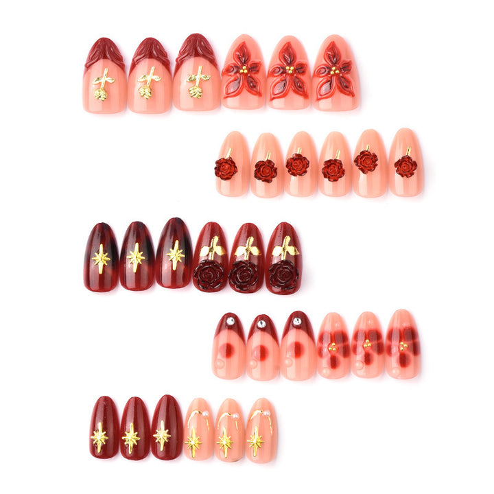Kunstnagelset mit eleganten Blumenapplikationen und glamourösen Akzenten Karnz