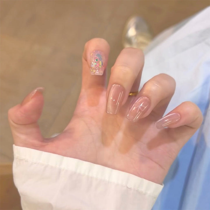 Kunstvolle Nagelverlängerungen mit bunten Akzenten Karnz