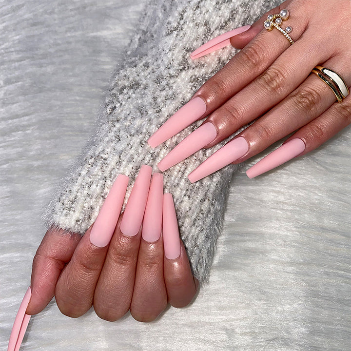 Künstliche Verlängerungen im trendigen Stiletto-Stil Karnz