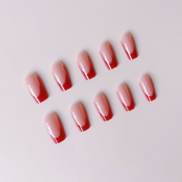 Kunstnagelset mit eleganten Design und glamourösen Akzenten Karnz