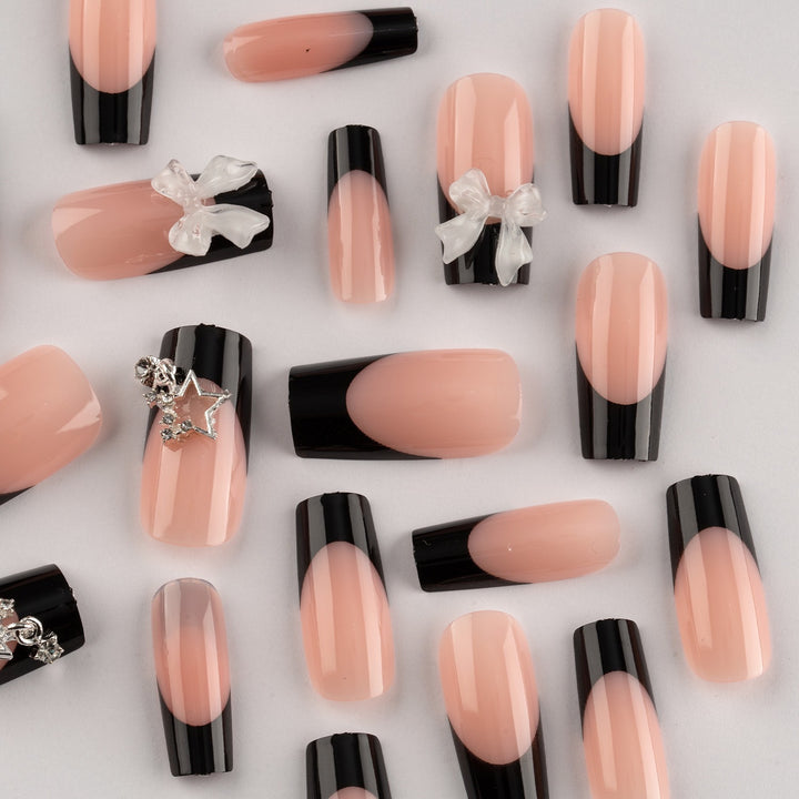 Glamouröses Kunstnagelset mit 3D-Schleifen und Glitzerverzierungen Karnz