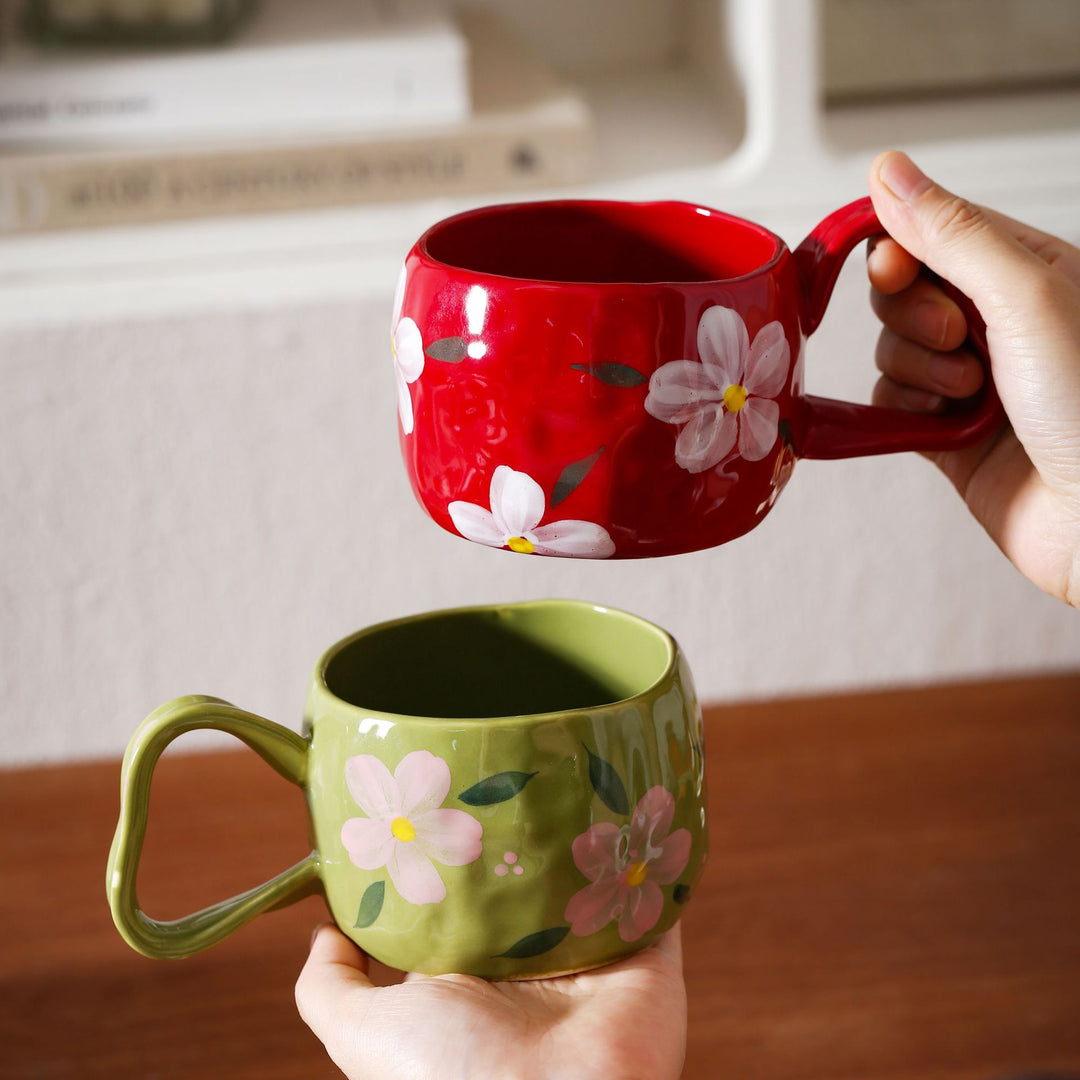 Keramikbecher mit handbemalten Streifen- und Blumen-Design