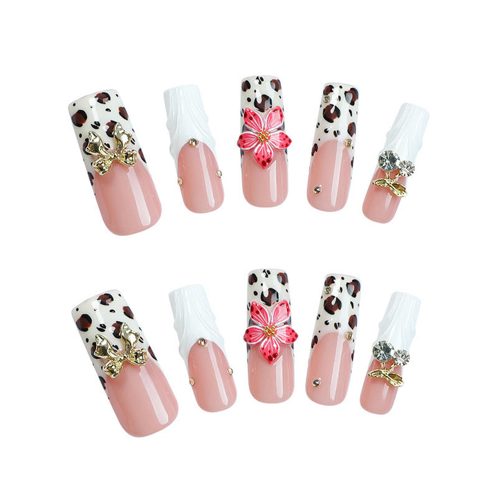 Kunstnagelset mit elegantem Leoparden-Design und floralen Akzenten Karnz